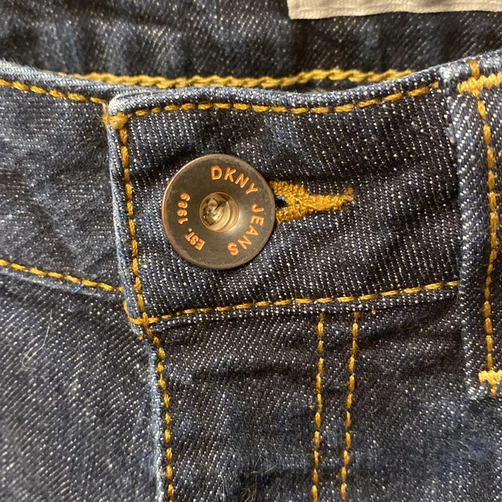 DKNY like new women’s jeans size 2 boot cut - Picture 2 of 7